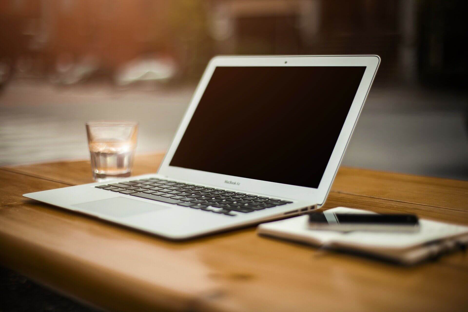 Laptop na stočiću u kancelariji