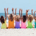 devojke na peščanoj plaži
