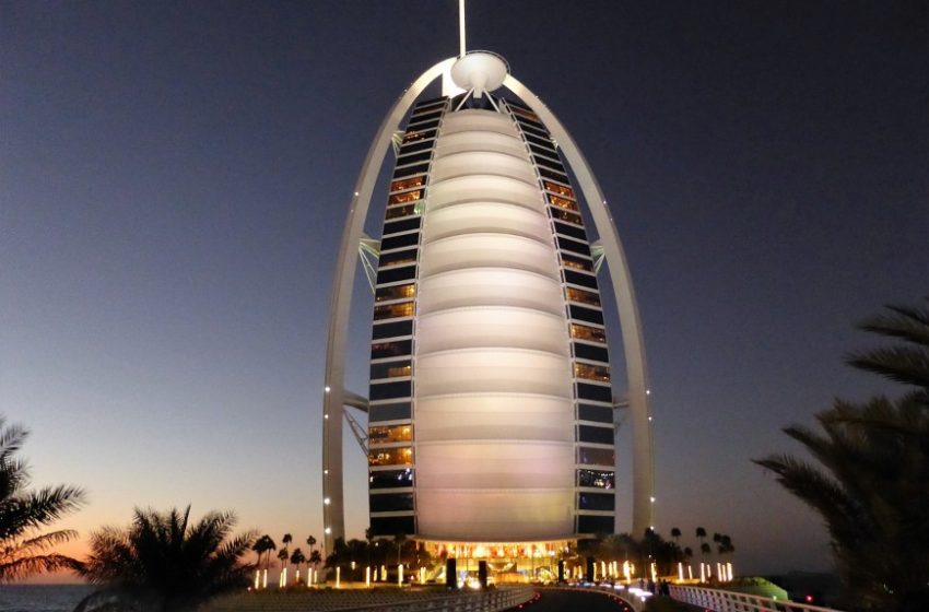 Hotel noću u Dubaiju.