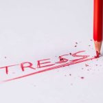 Reč “Stress” ispisana crvenom bojicom.