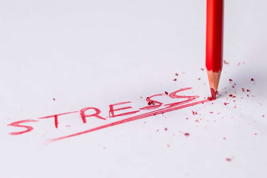Reč “Stress” ispisana crvenom bojicom.