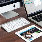 Laptop, tablet i kompjuter na stolu braon boje