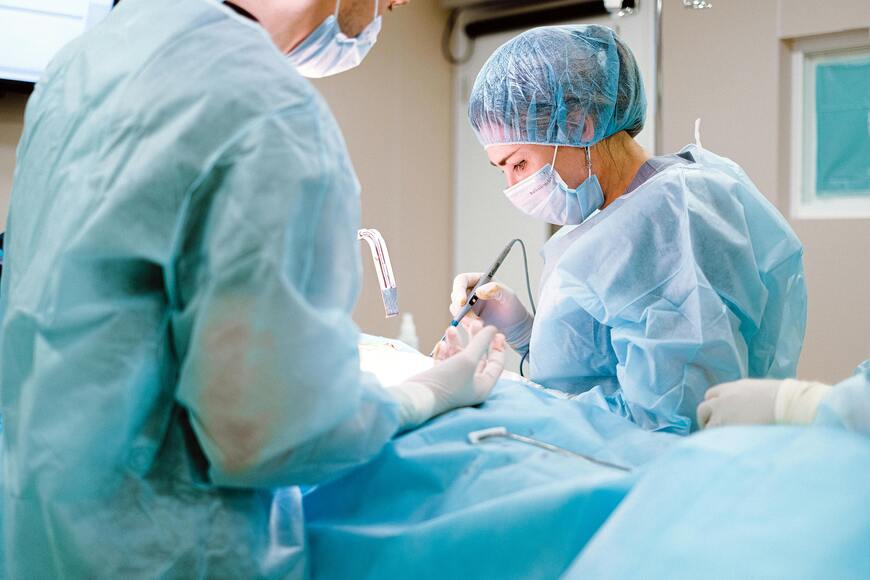 Doktori u operacionoj sali operišu