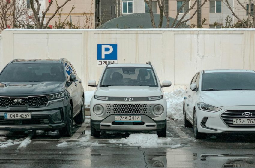 redovi belih automobila na parkiralistu