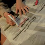 Ruke označavaju oglase za posao u novinama ružičastim markerom