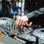 DJ pušta muziku na mikseti