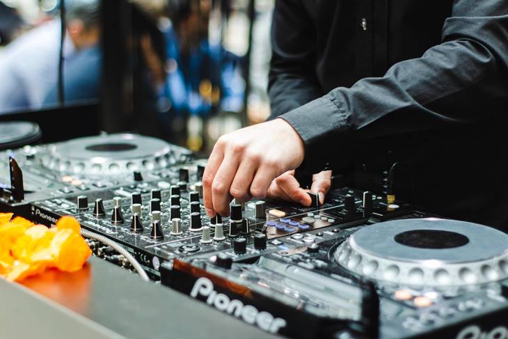 DJ pušta muziku na mikseti