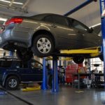 podignut automobil u auto servisu