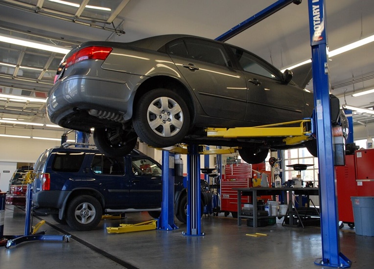 podignut automobil u auto servisu