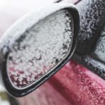 zaleđen retrovizor na automobilu