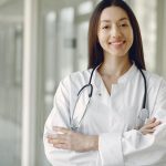 Nasmejana medicinska sestra u medicinskoj uniformi