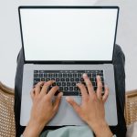 Laptop u krilu