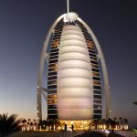 Hotel noću u Dubaiju.