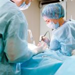 Doktori u operacionoj sali operišu