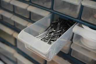 Otvorena plastična fioka sa ekserima u organizatoru